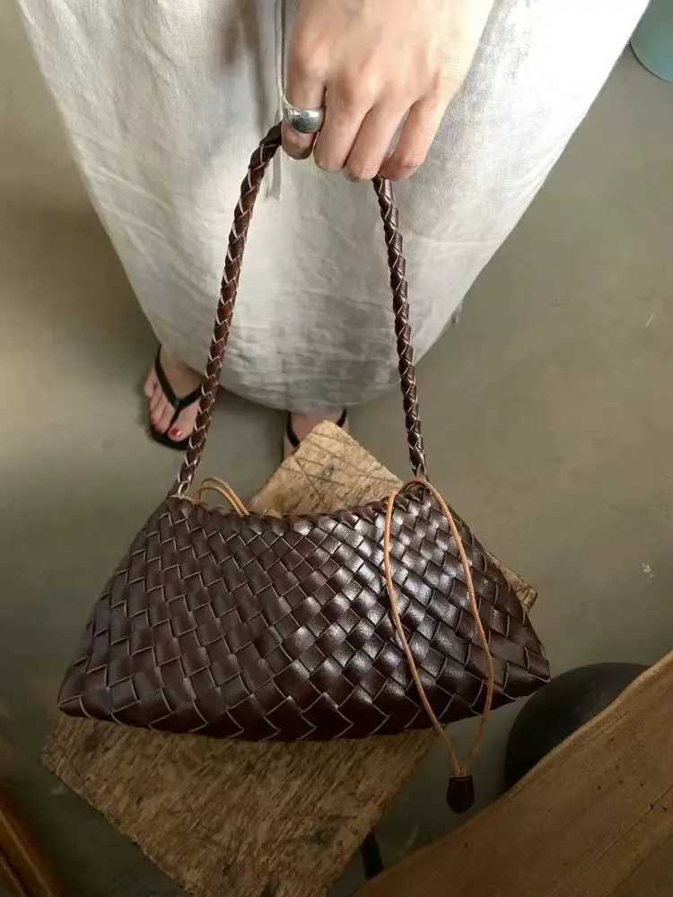Summer new niche versatile handmade woven bag French vacation style single shoulder armpit bag Z250903