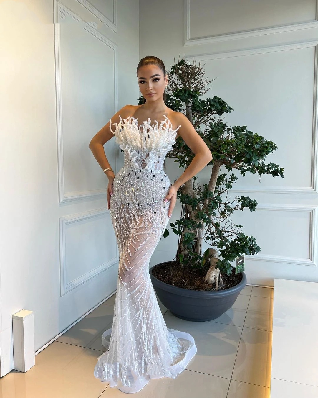 Luxurious Evening Dresses Sequins Pearls Appliques Gown Strapless Sleeveless Sweep Train Dress Party Customized Dress