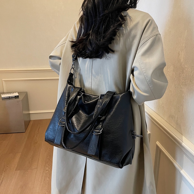2025 New Popular Free Shipping Designer Large capacity winter versatile new fashion shoulder textured handheld commuting womens bag