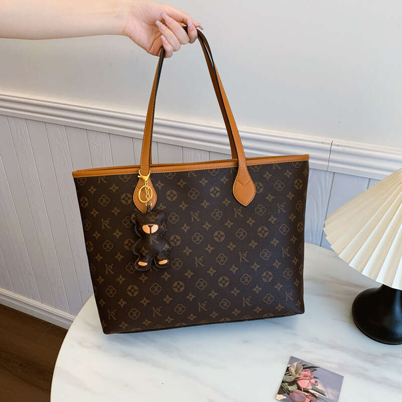 Designer Bags Shoulder Bag Large Capacity Tote Bags with Cute Bear Pendant 2025 New Pattern Printed Shopping Classic Shoulder Crossbody Bag for Women