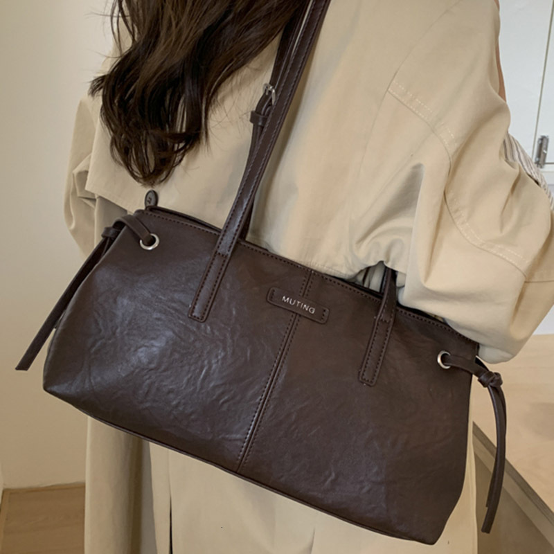 Designer Women's Handbag 2025 New Vintage Large Capacity Commuter Bag Casual Crossbody Bag