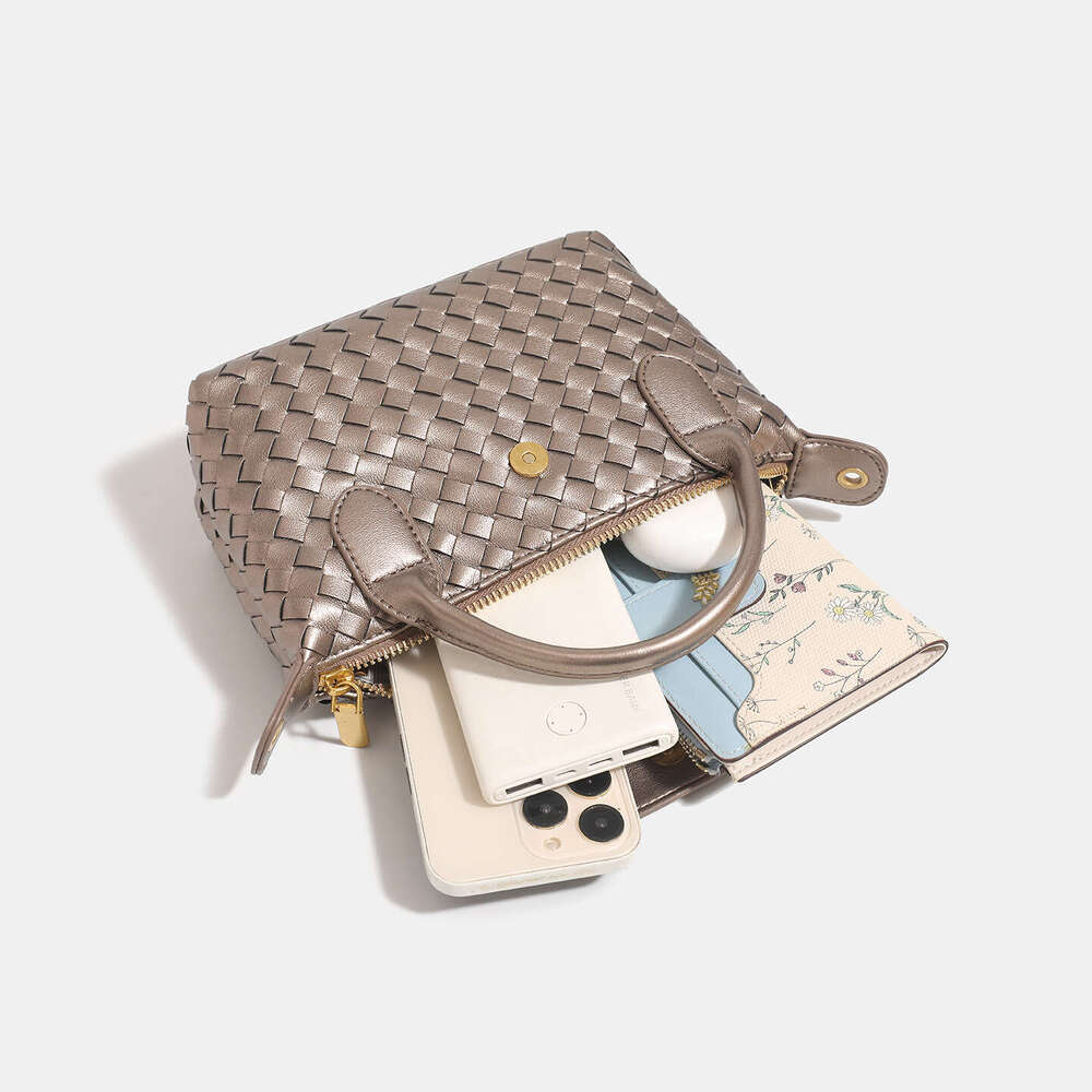 2025 New Woven Single Shoulder Dumpling Fashion Bucket Simple Versatile Women's Crossbody Bag