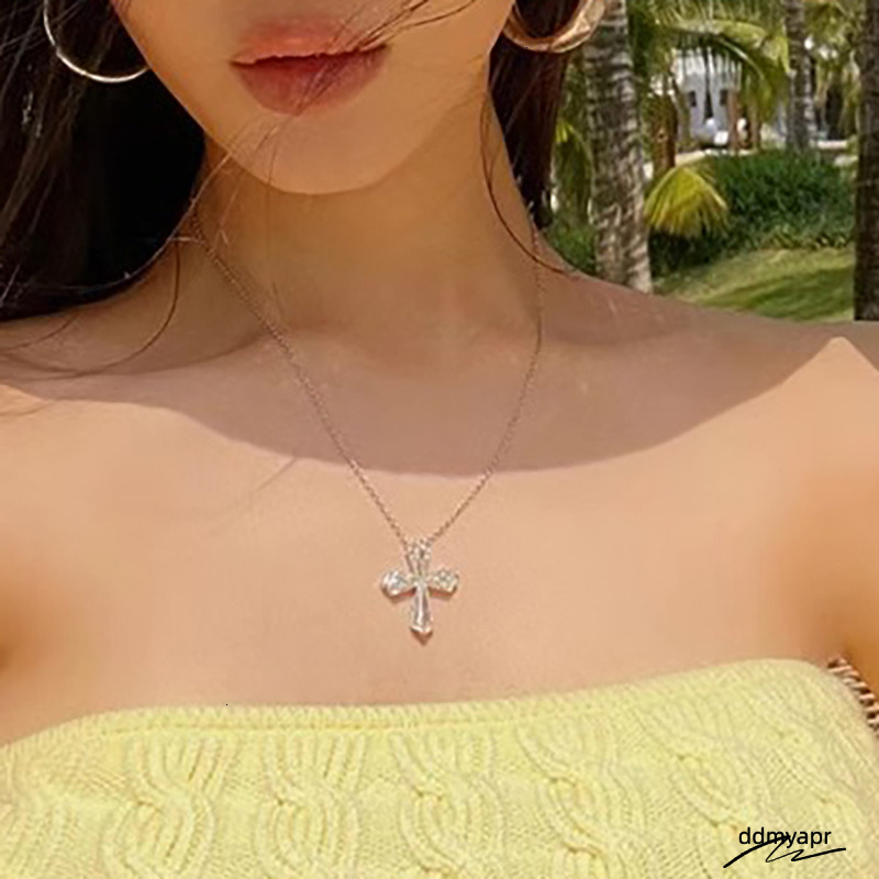 Ins Top Sell Elegant Cross Pendant Simple Fashion Jewelry Sterling Sier Crystal 5A Cubic Zircon Dia Gemstones Party Eternity Women Clavicle Necklace d