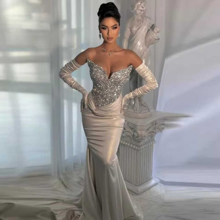 Modern Strapless Crystal Evening Dresses Customized Sexy Beading Velvet Prom Dress Sleeveless Party Gown