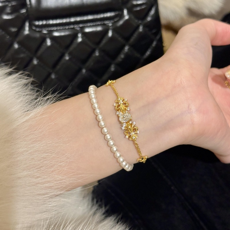 Zircon Hollow Flower Pendant Light Heavy Craft Elegant Bracelet Versatile Fashion High-end Sense Jewelry for Women