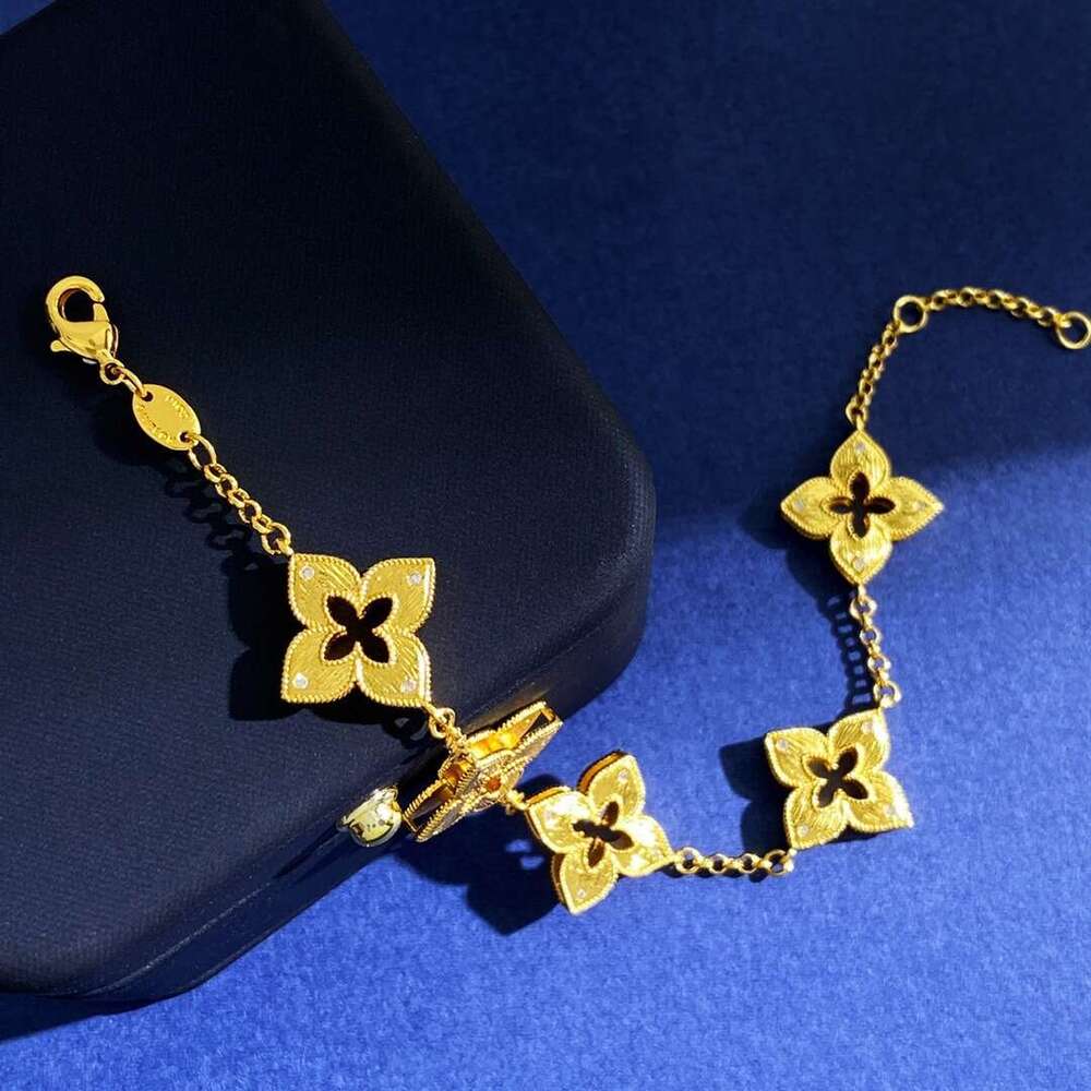 New Italian Style Four-Leaf Flower Inlaid with Small White Dias Metal Brushed Hollow Filigree Carved Five-Flower Bracelet