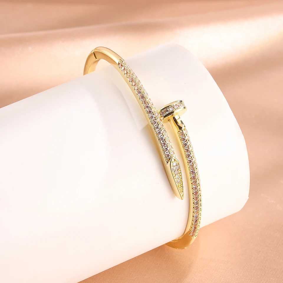 luxury Bracelet manchette en acier inoxydable pour femmes bijoux tendance classique en cuivre et Zirconium cadeau danniversaire S250905