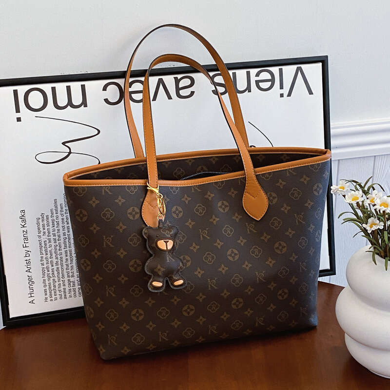 Designer Bags Shoulder Bag Large Capacity Tote Bags with Cute Bear Pendant 2025 New Pattern Printed Shopping Classic Shoulder Crossbody Bag for Women