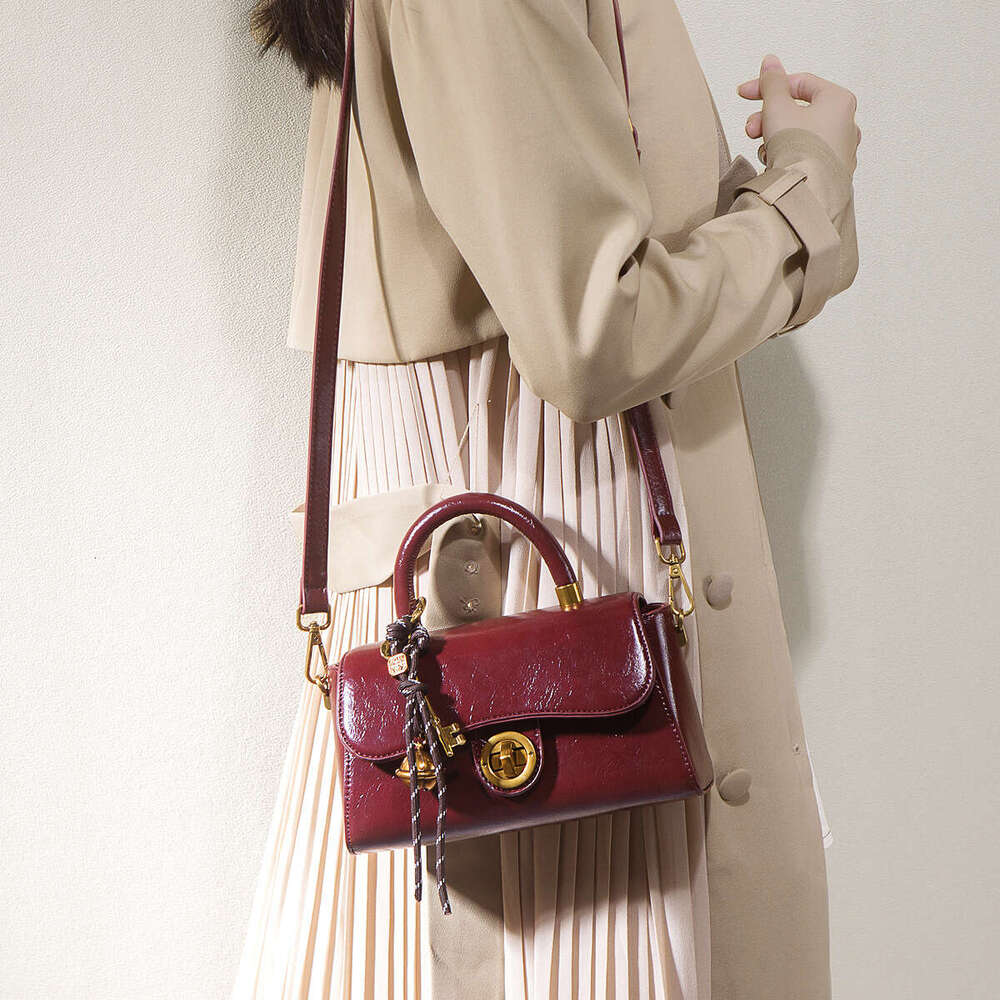 Light Luxury Oil Leather Handheld Small Square for Women 2025 Winter New Fashion Lock Buckle Shoulder High-end Crossbody Bag