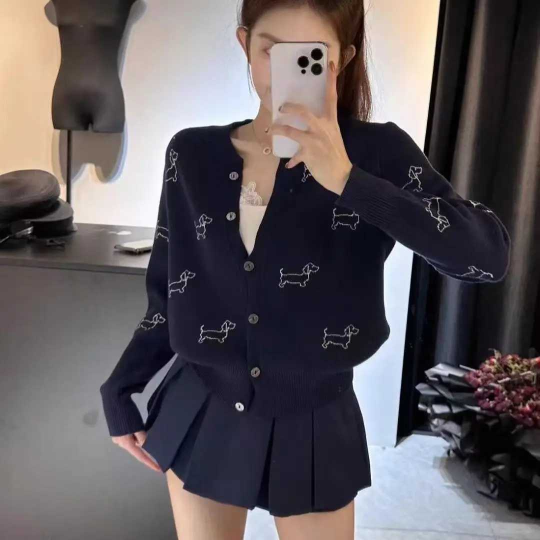 Autumn Winter Grey Embroidered Knitted Cardigan Sweater Jacket College Loose Slimming Temperament Design Sense Long Sleeved Top Z250905