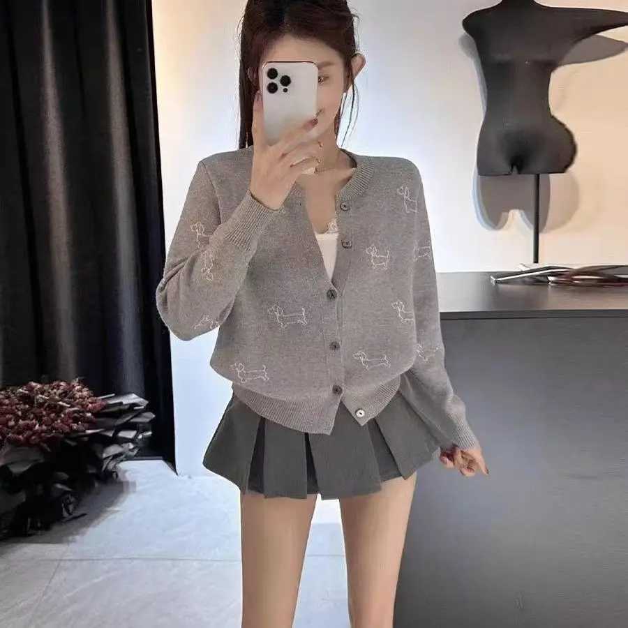 Autumn Winter Grey Embroidered Knitted Cardigan Sweater Jacket College Loose Slimming Temperament Design Sense Long Sleeved Top Z250905