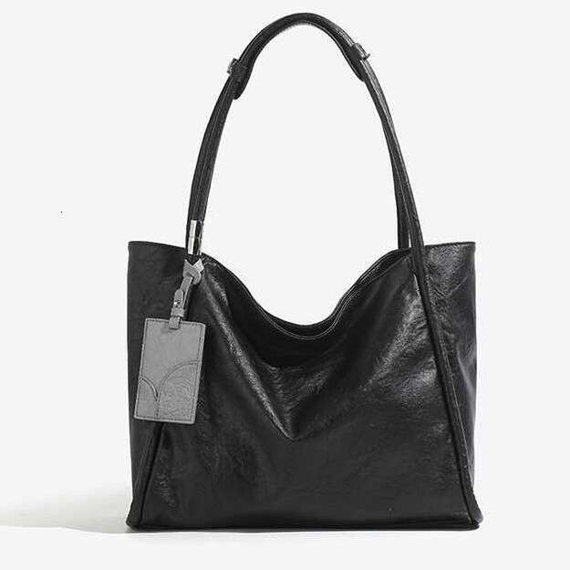 New Niche Simple Black Large Capacity Tote for Women Summer Commuting High-end Shoulder Underarm Bag