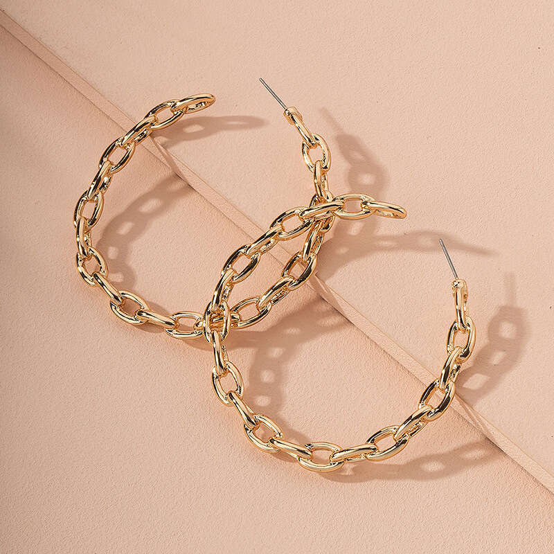 Wholesale of European and American geometric circle chain stud earrings for women's exaggerated fashion trendsetter street style twist earrings