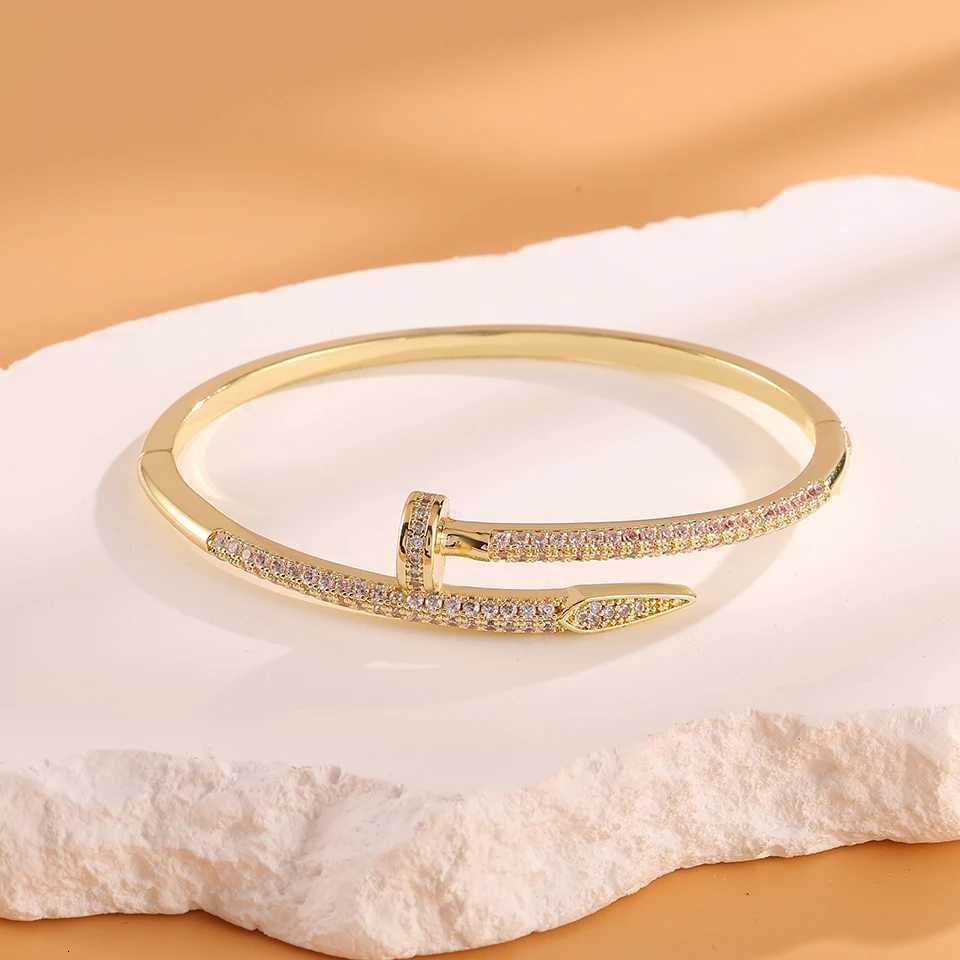 luxury Bracelet manchette en acier inoxydable pour femmes bijoux tendance classique en cuivre et Zirconium cadeau danniversaire S250905