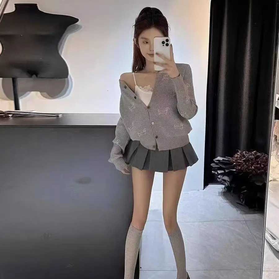 Autumn Winter Grey Embroidered Knitted Cardigan Sweater Jacket College Loose Slimming Temperament Design Sense Long Sleeved Top Z250905
