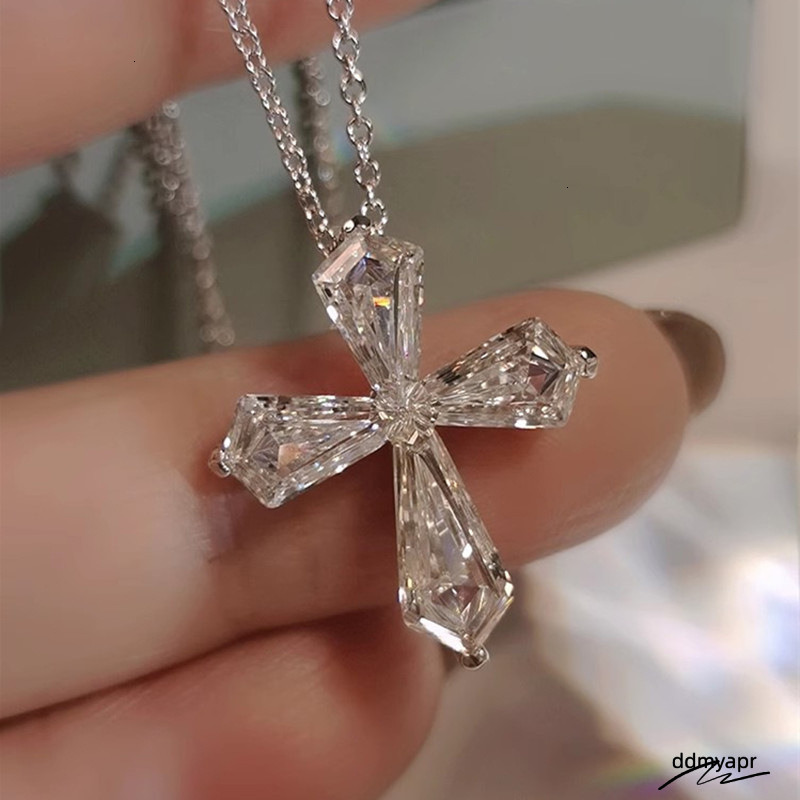 Ins Top Sell Elegant Cross Pendant Simple Fashion Jewelry Sterling Sier Crystal 5A Cubic Zircon Dia Gemstones Party Eternity Women Clavicle Necklace d