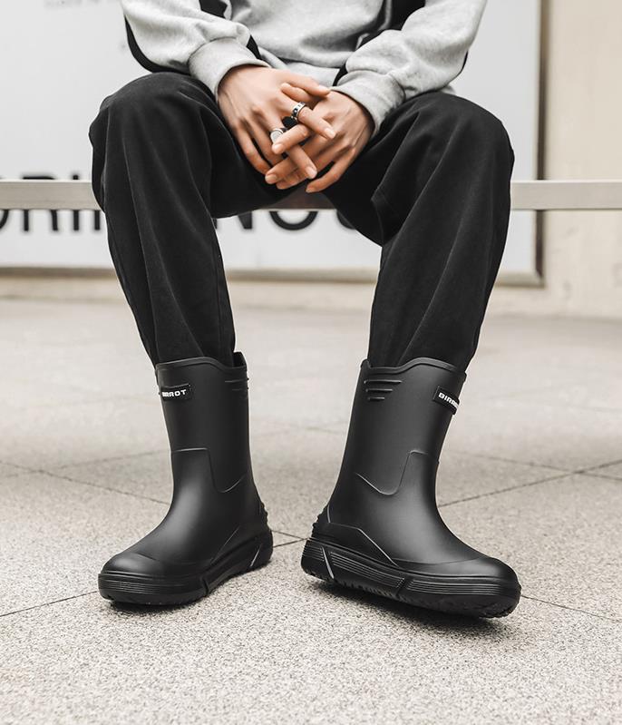 Water Shoes Korean Mid-calf Rain Boots Mens Non-slip Wear-resistant Rain Shoes Waterproof Rubber Boots Couple 250408