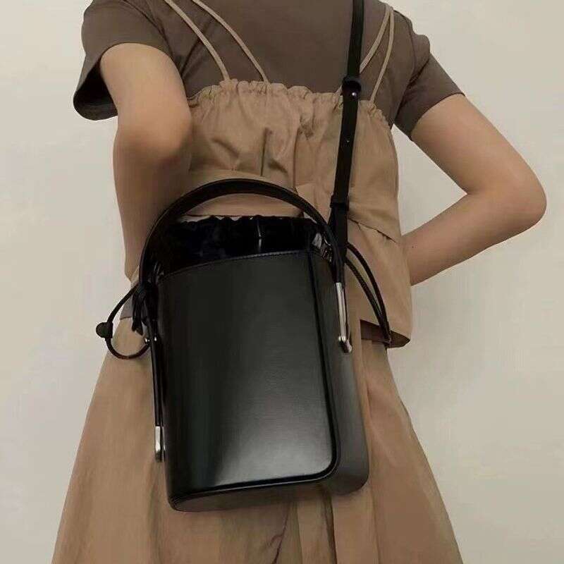 Autumn And Winter New Niche Design Bucket Shoulder Strap Diagonal Cross Bag, Light , High-End Design, Women's Bun