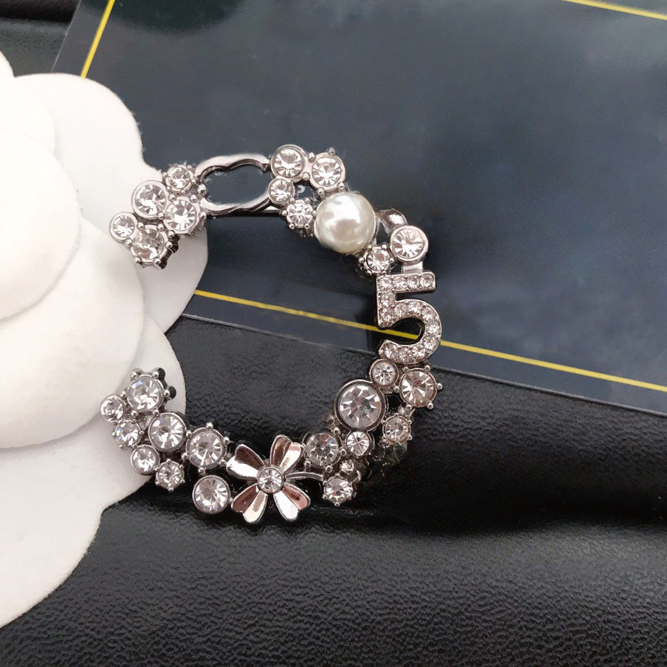 Elegant Gold Plated Brand Designer Letters Brooch Fashion Famous Women Alloy Letter Pearl Crystal Rhinestone Suit Pin Jewelry Accessories