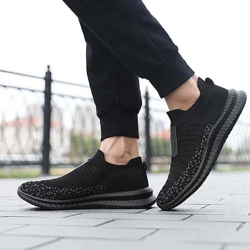 2025 Breathable Men Casual Shoes Lightweight Outdoor Male Walking Shoes Antislip Mens Sneakers Slipon Flats Vulcanized Shoes Z250905