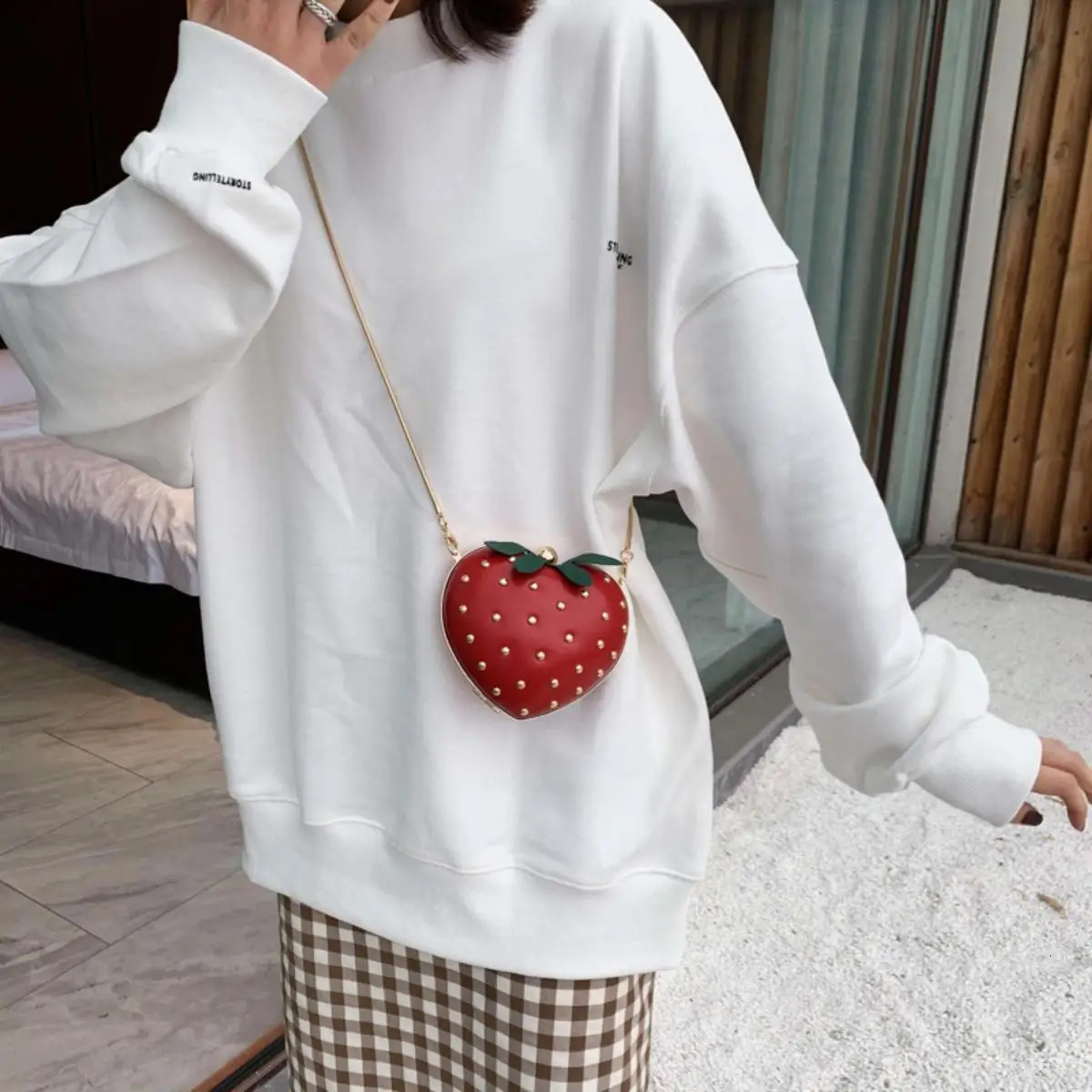 Womens Summer Fashion Cute Strawberry Crossbody Bag Rivet Snake Bone Chain y250912