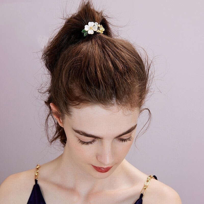 DHcollections 2025 Elegant Rhinestone Hair Tie Korean High Elastic Rubber Band Ponytail Holder White Flower Camellia Alloy Hair Accessory for Women