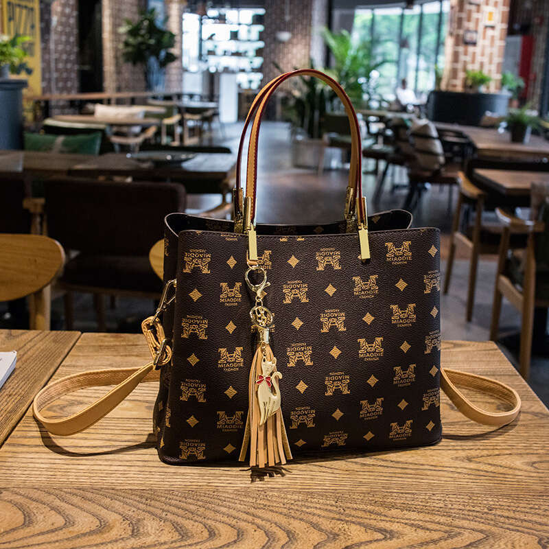 Elderly Women's Genuine Leather 2025 New Fashion Trendy Ladies Crossbody Shoulder Large Capacity Bucket Bag for Women