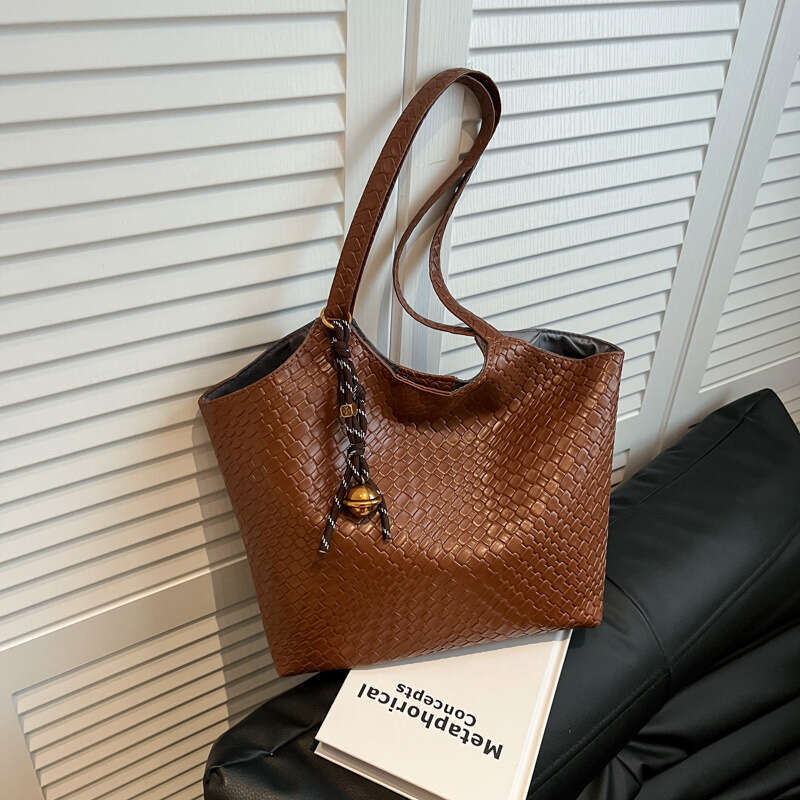 Women's Large Capacity Shoulder 2025 Summer New Versatile Commuter Underarm Trendy Tote Bag This Year