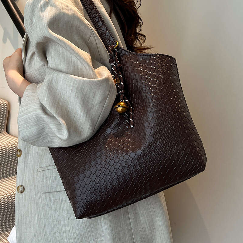 Women's Large Capacity Shoulder 2025 Summer New Versatile Commuter Underarm Trendy Tote Bag This Year