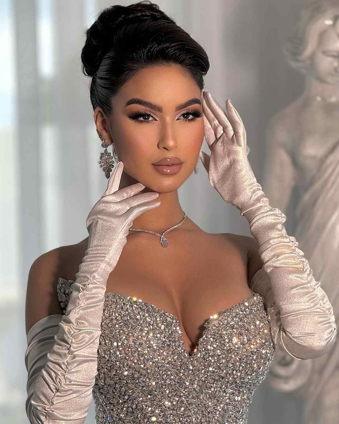 Modern Strapless Crystal Evening Dresses Customized Sexy Beading Velvet Prom Dress Sleeveless Party Gown