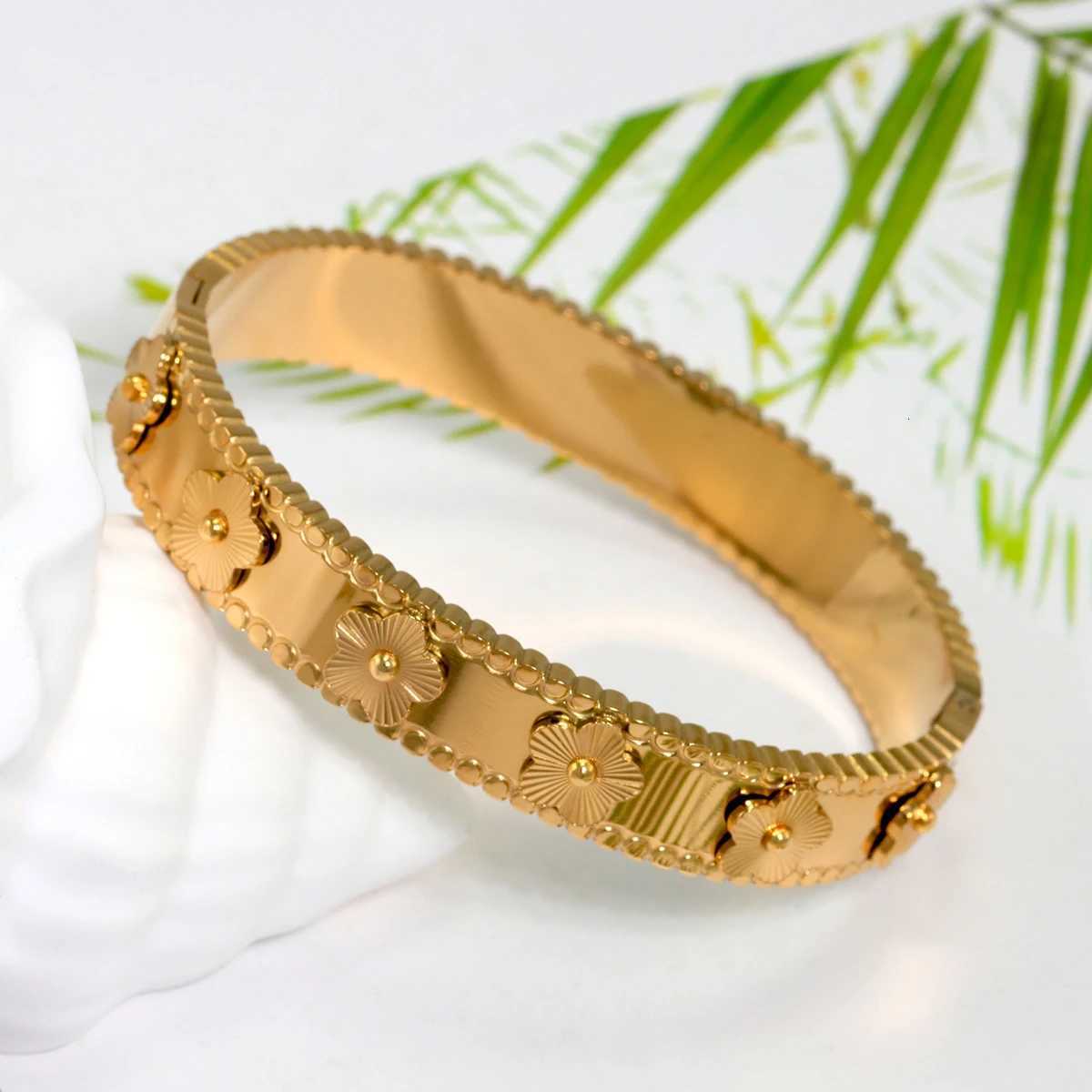 luxury New Fashion Gold Color Stainl Steel Hot Selling Plumboss Bangles For Wen Luxury Five Flower Bracelet Jewelry Gift S250905