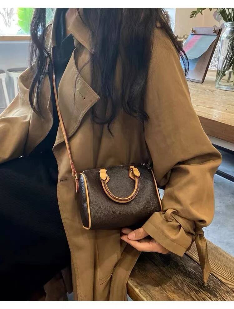 handbag, crossbody large capacity, spacious with detachable leather shoulder strap bag, luxurious design, trendy high-quality