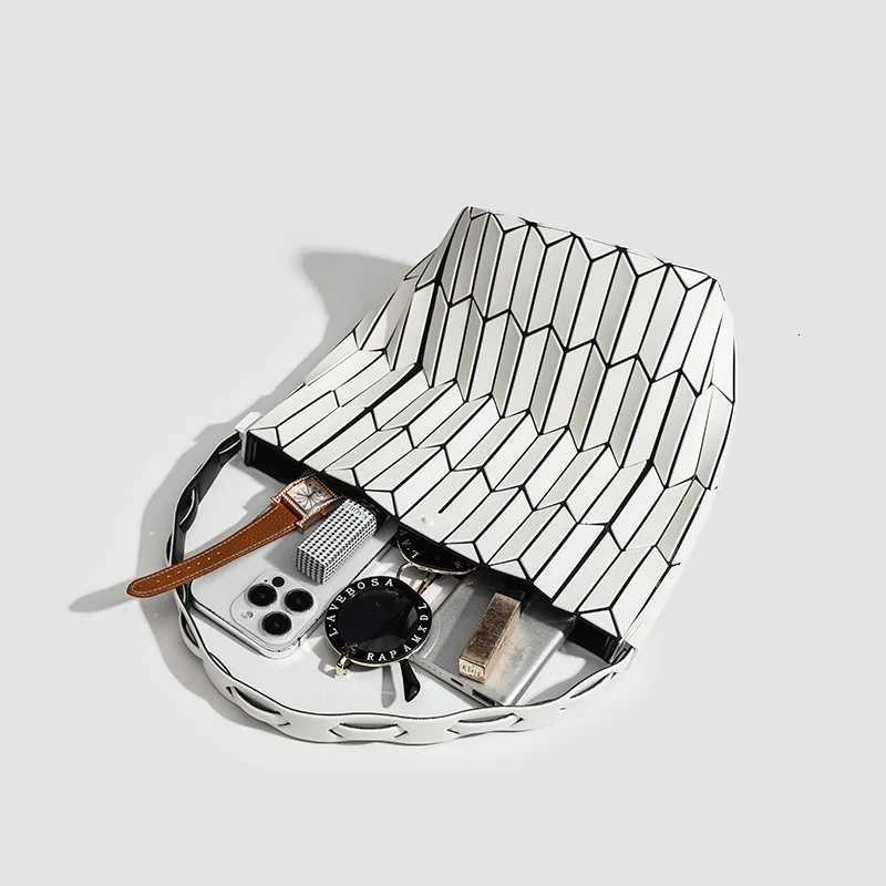 2025 New Trendy Niche Design Geometric Rhombus Color Matching Bucket Bag Versatile Portable Vegetable Basket Shoulder Armpit Bag Z250903