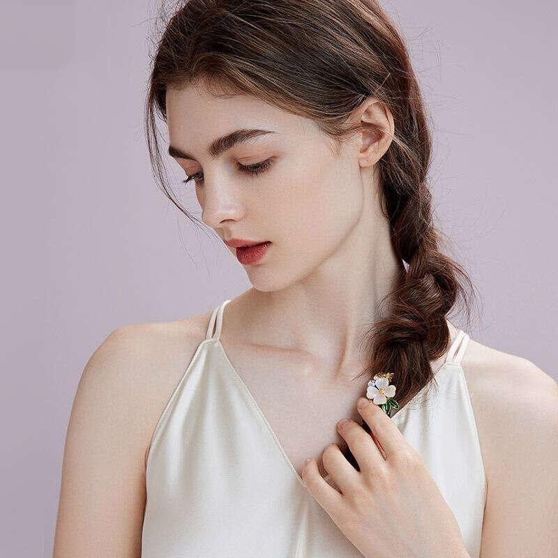 DHcollections 2025 Elegant Rhinestone Hair Tie Korean High Elastic Rubber Band Ponytail Holder White Flower Camellia Alloy Hair Accessory for Women