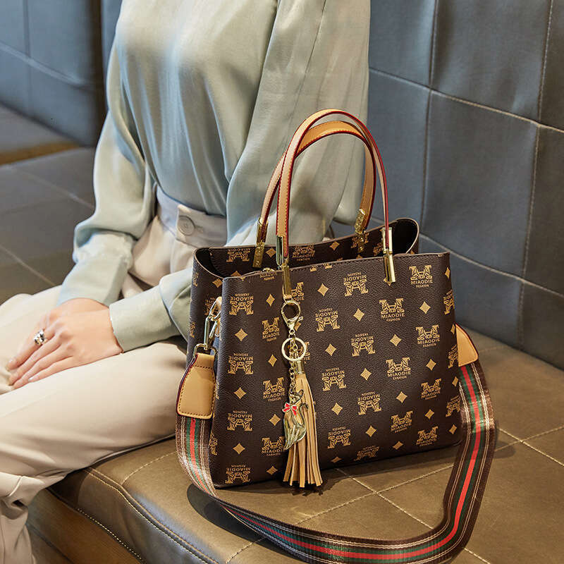 Elderly Women's Genuine Leather 2025 New Fashion Trendy Ladies Crossbody Shoulder Large Capacity Bucket Bag for Women