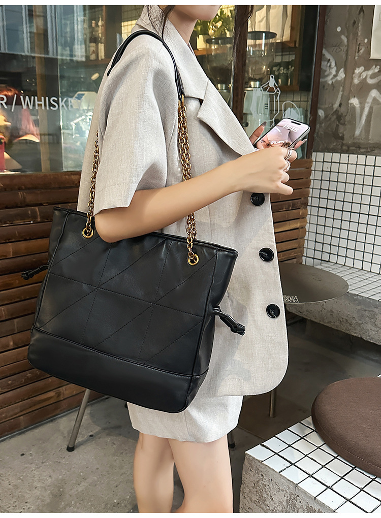 Women s Travel Bag New Fashion Retro Cowhide Matte Chain Large Capacity Commuting Women s Shoulder Bag Autumn New Designer Bag