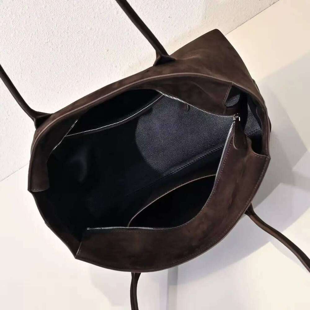 2025 new handbag, rich texture delicate, soft glutinous leather noble simple, delicate and elegant;