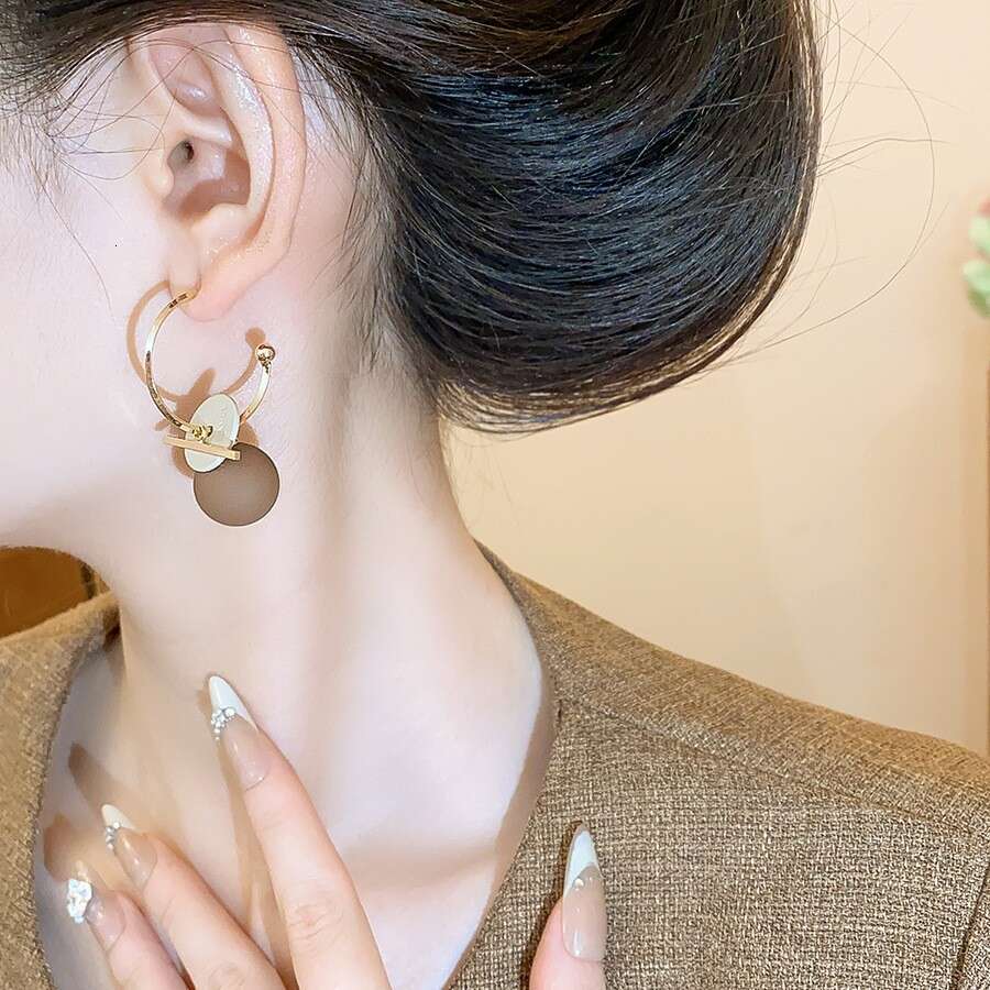 Real Gold Plated Sier Needle C-shaped Pendant Fashionable Personality Temperament Earrings for Women Versatile Ear Jewelry Design Sense Niche