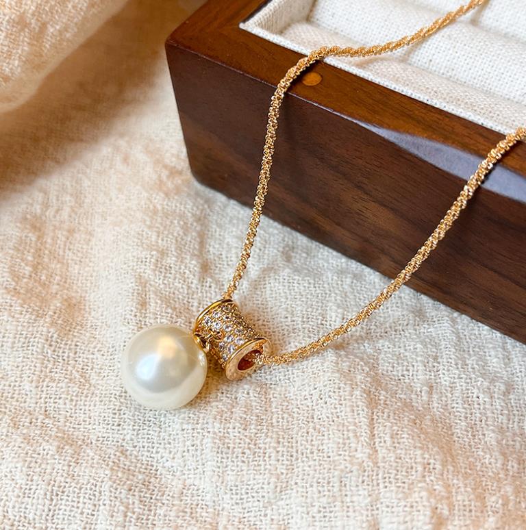 French golden waist full diamond Imitation pearl necklace with feminine charm, exquisite and niche design, high-end sweater chain accessory