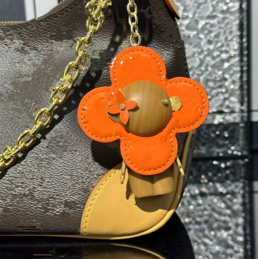 Keychains Lanyards Designer Sunflower Bag Charms Luxury Fashion Brand Pendant Metal Four Leaf Clover Backpack Charm Car Key Ring Retro Accessory Christmas Gift