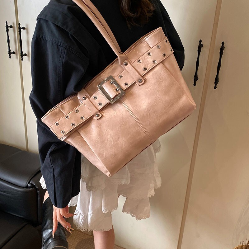 Hot Girl Women's Handbag Rivet Belt Fashionable Commuting Handbag Large Capacity Fashionable Women's Shoulder Bag Autumn New Designer Bag