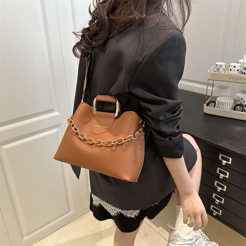 2025 Summer New Fashion Women's Single Shoulder Simple Commuter Chain Decor Handbag Textured Crossbody Bag