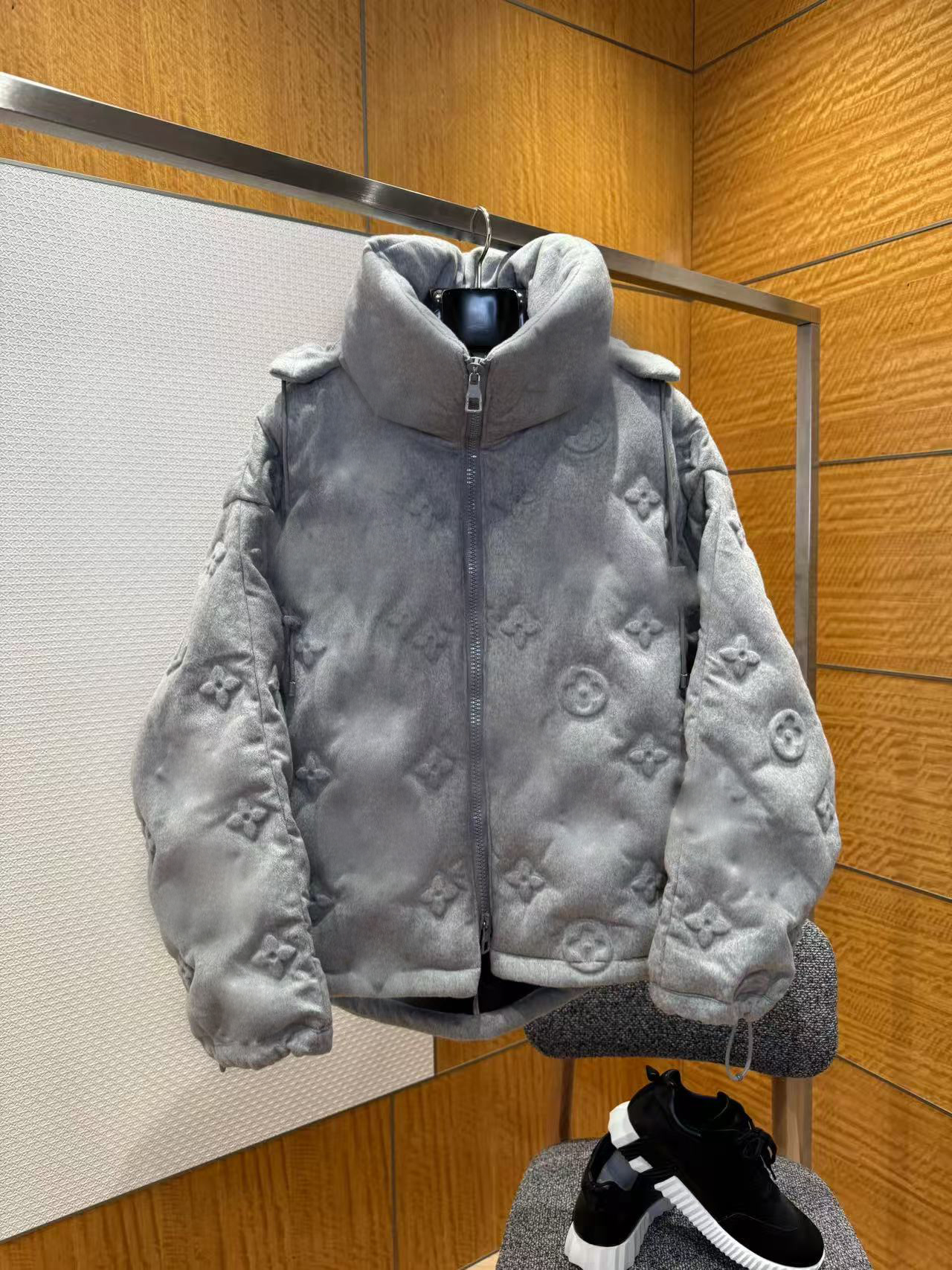 The classic embossed grey down jacket is a high-end winter hooded coat with embossed craftsmanship. It is fashionable and warm for men and couples