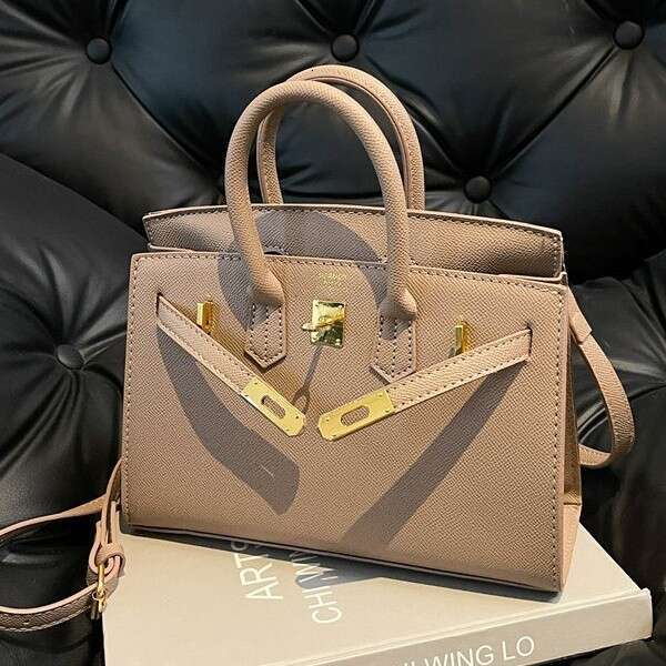 2025 Autumn New Handheld Crossbody High-End Fashion Simple Versatile Lock Buckle Stylish Women's Bag