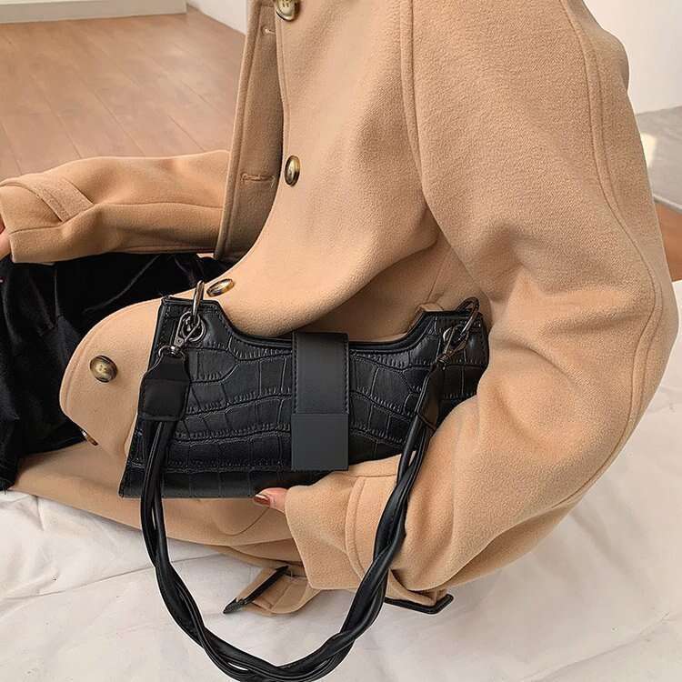 This Year's Trendy Bags for Women Summer 2022 New Crocodile Pattern Shoulder fashion Niche Design Crossbody Bag Commuting