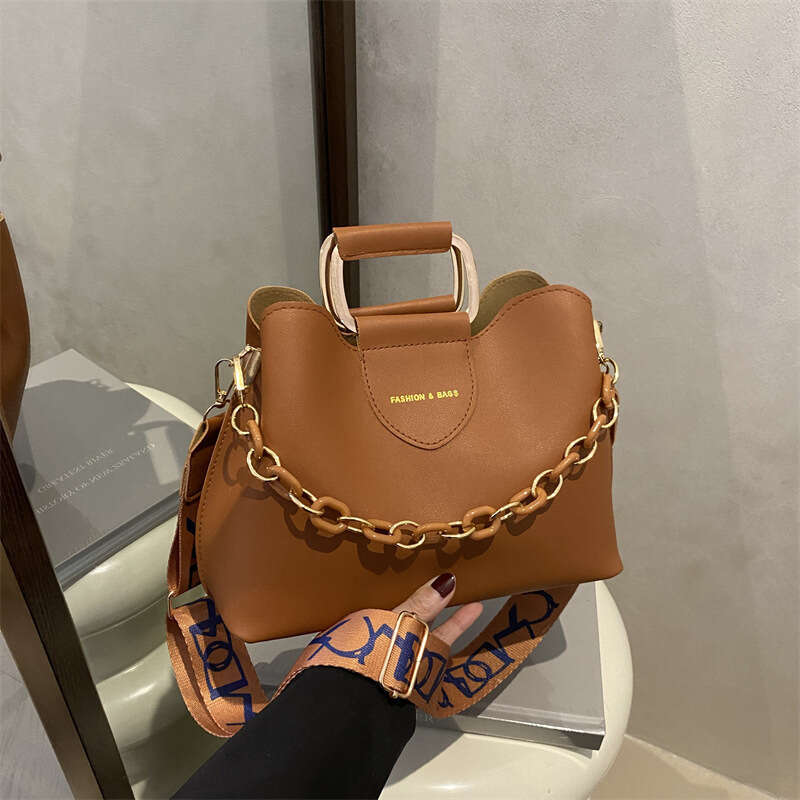 2025 Summer New Fashion Women's Single Shoulder Simple Commuter Chain Decor Handbag Textured Crossbody Bag