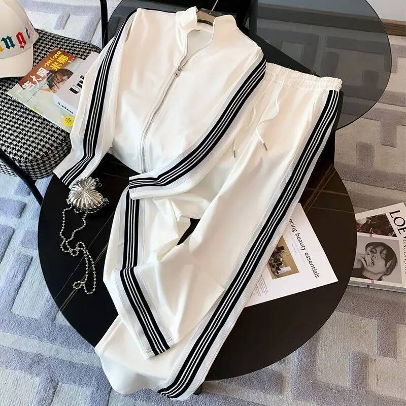 2025 New Casual Sports Set Women's Spring and Autumn Korean Edition Fashion Fashion Fashion White Top Wide Leg Pants Designer Two design Piece Se