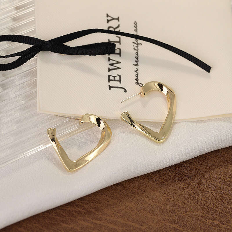DH collections: Professional Design Niche Fashion Simple Geometric Heart Earrings