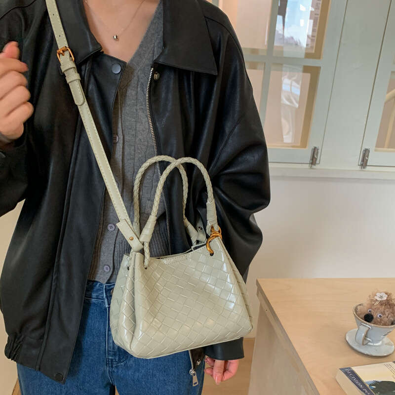 High-End Niche for Women, Autumn/Winter 2025 New Versatile Fashion Crossbody Bag, Korean Style Handheld Quilted Bucket Bag