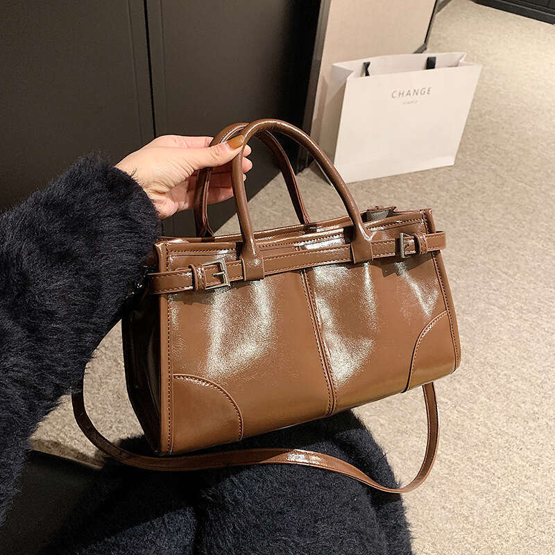 2025 New Handheld Commuter Underarm Fashionable Stylish Color-Block Women's Single Shoulder Oil Wax Leather Large Capacity Bag